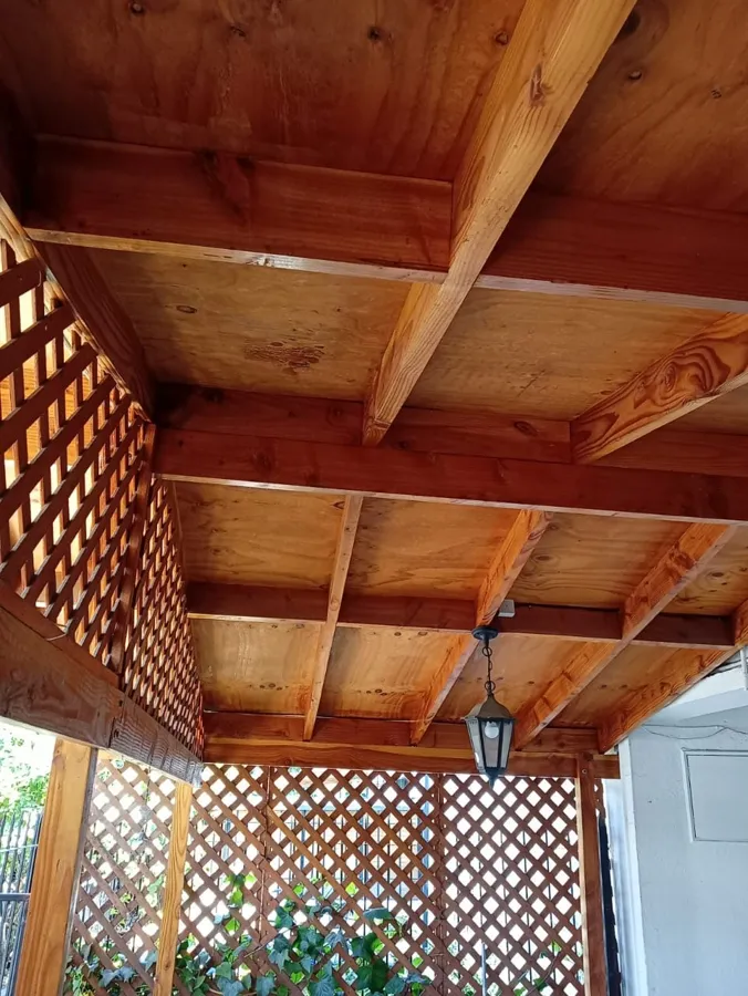 Cobertizo de madera con celosía