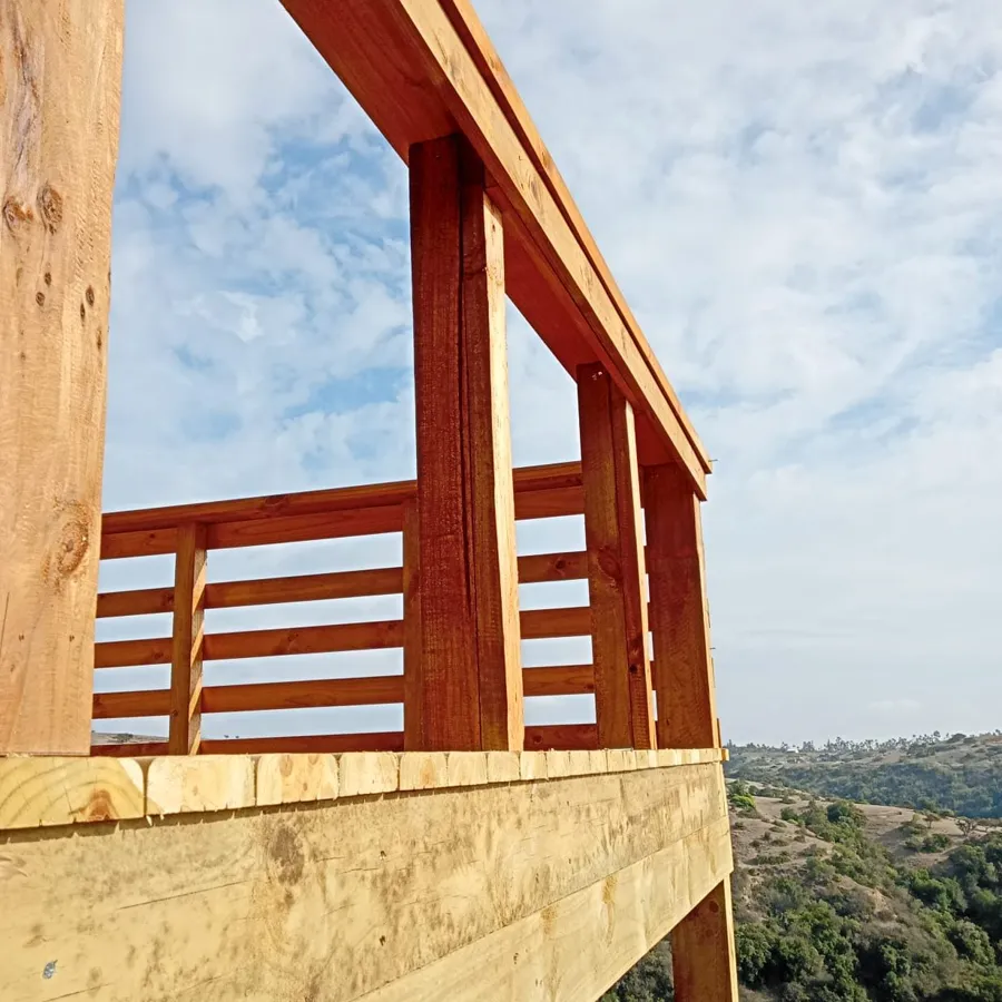 Baranda de madera recién barnizada