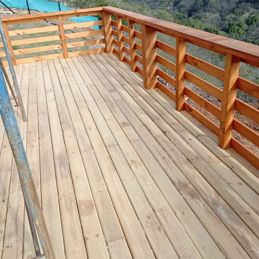 Terraza de madera con baranda